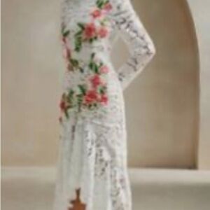 NWOT!! Beautiful Floral Lace White Dress, embroidery flowers!